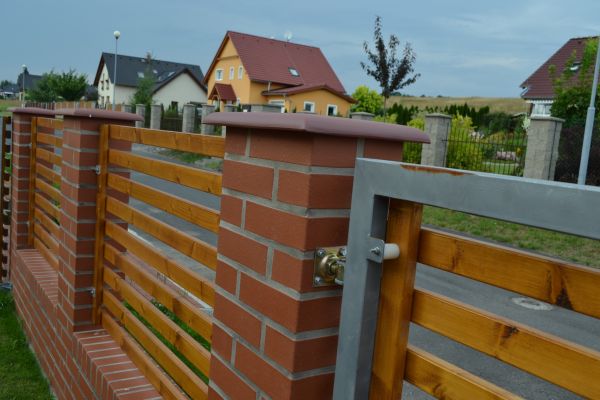 LIPEA - plotová stříška - odstín cihelný červený